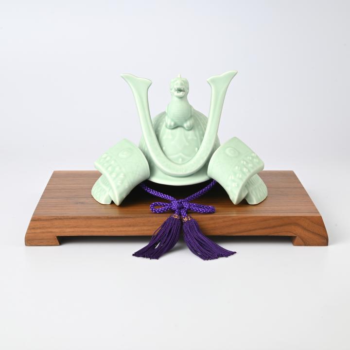 【青磁　兜】置き物