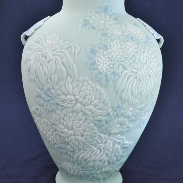 青磁暘刻菊の舞）花瓶«花瓶|有田焼の老舗-香蘭社オンライン