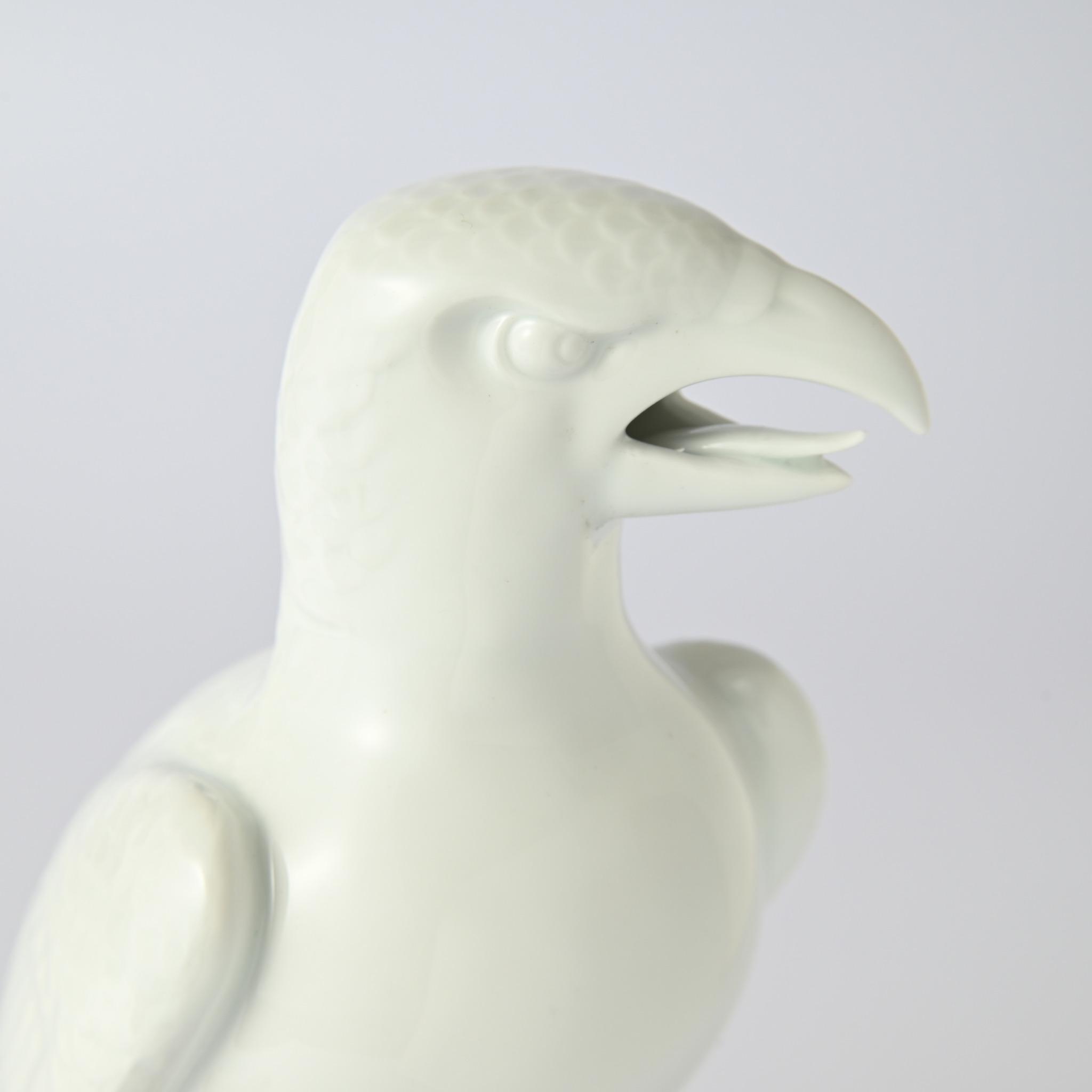 【白磁鷹】置物2