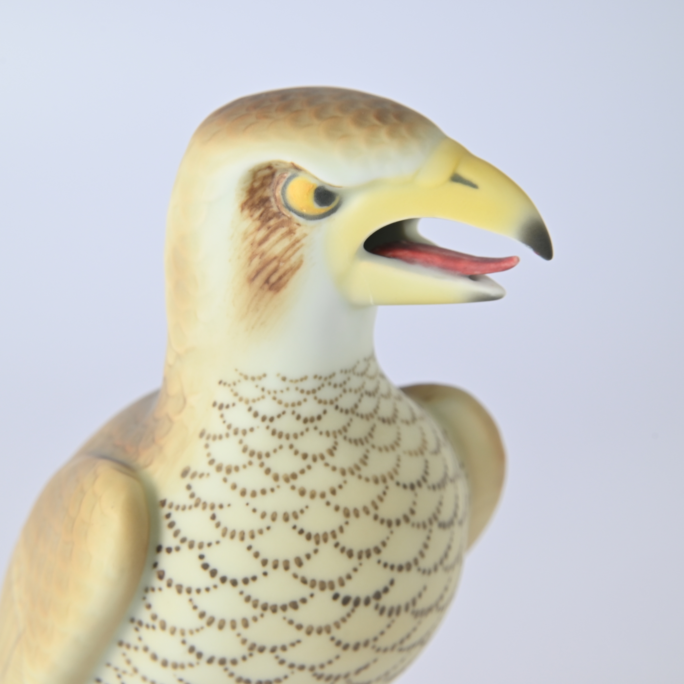 【染付鷹　ブラスト加工】置物2