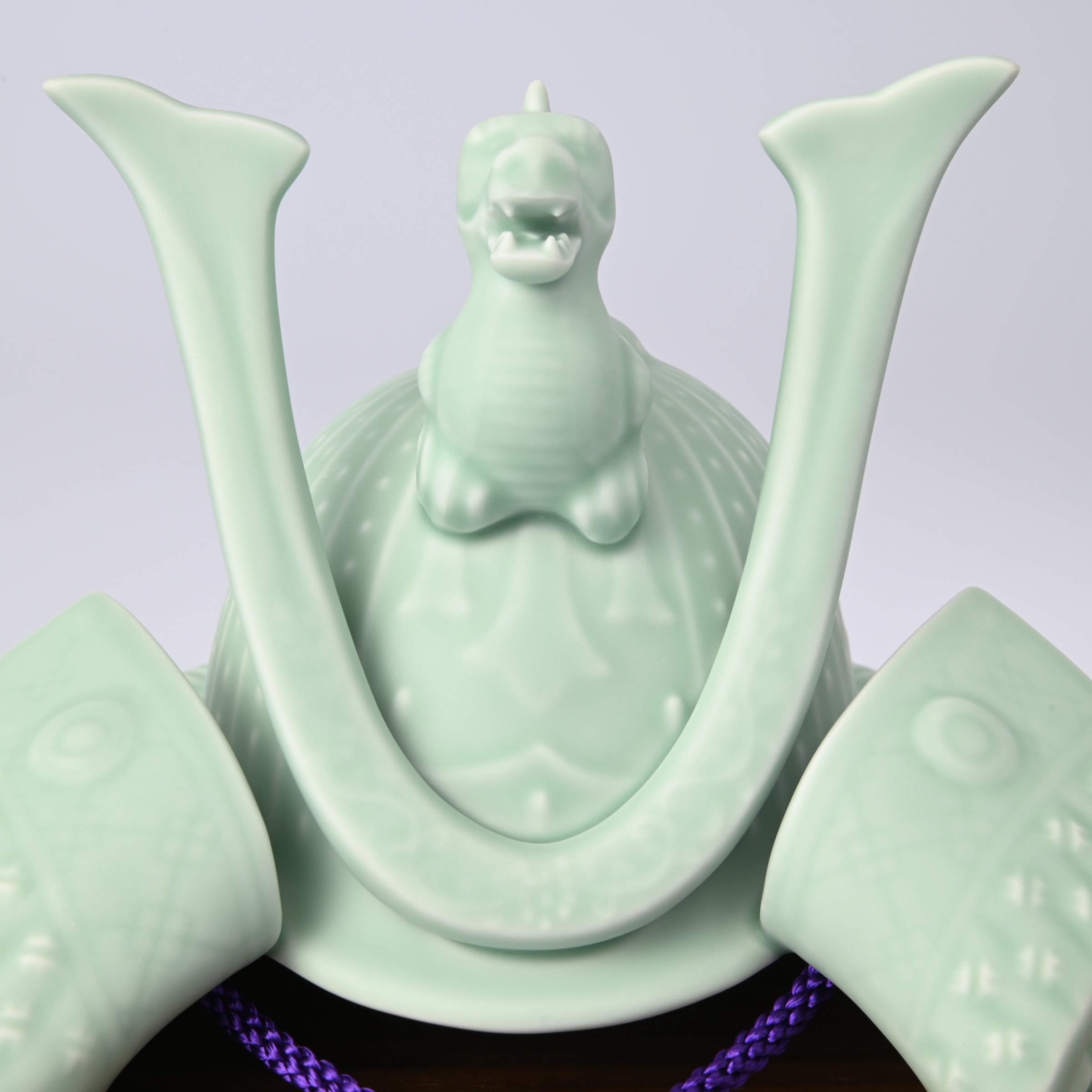 【青磁　兜】置き物2