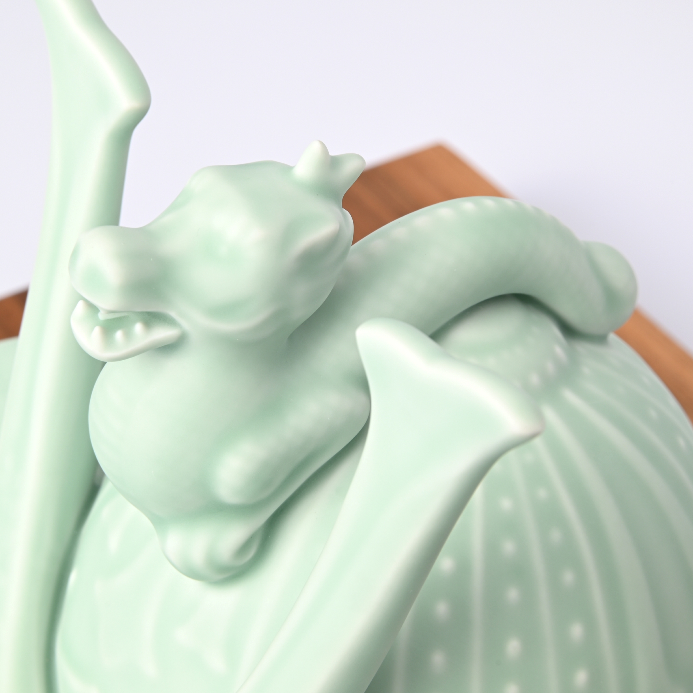 【青磁　兜】置き物3