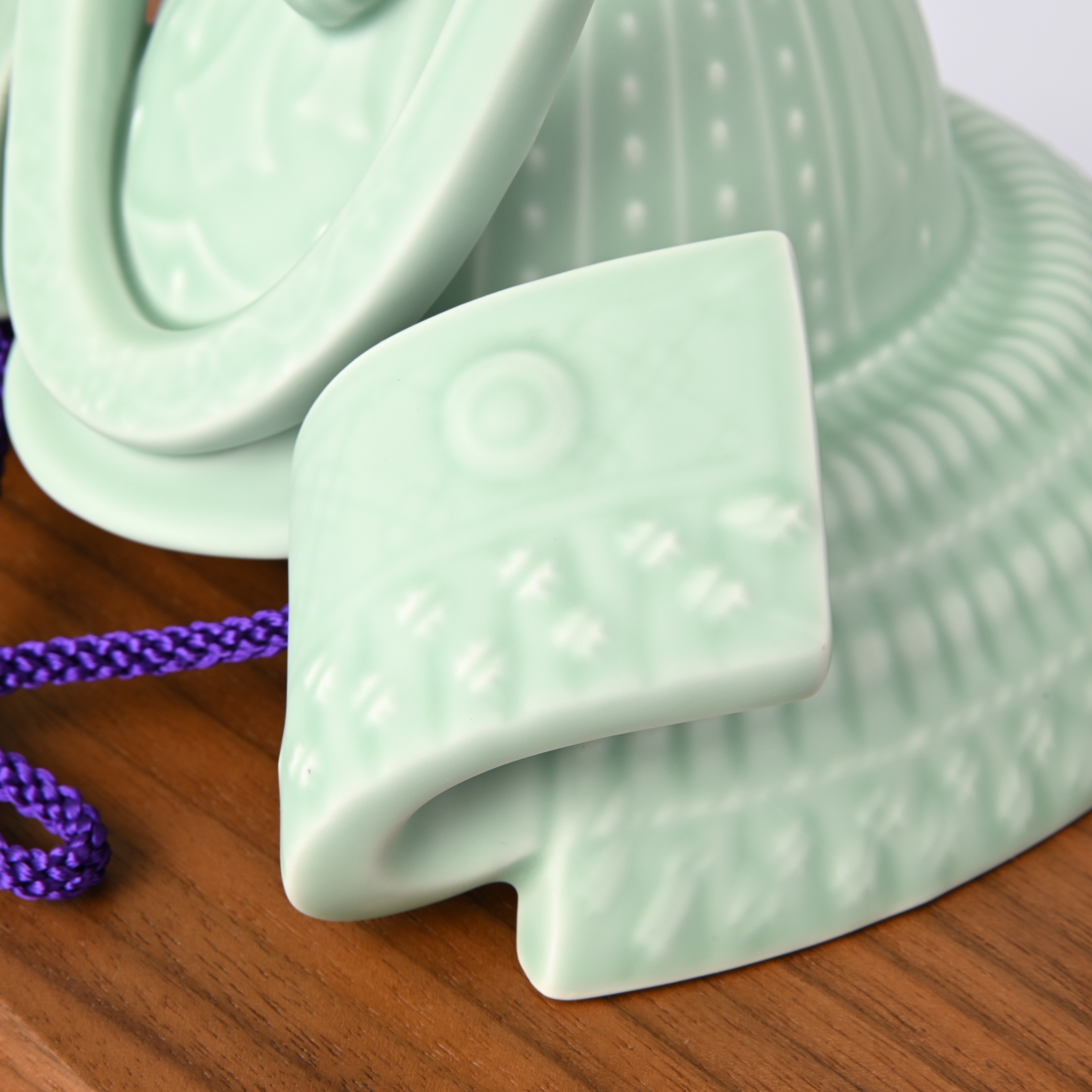 【青磁　兜】置き物4