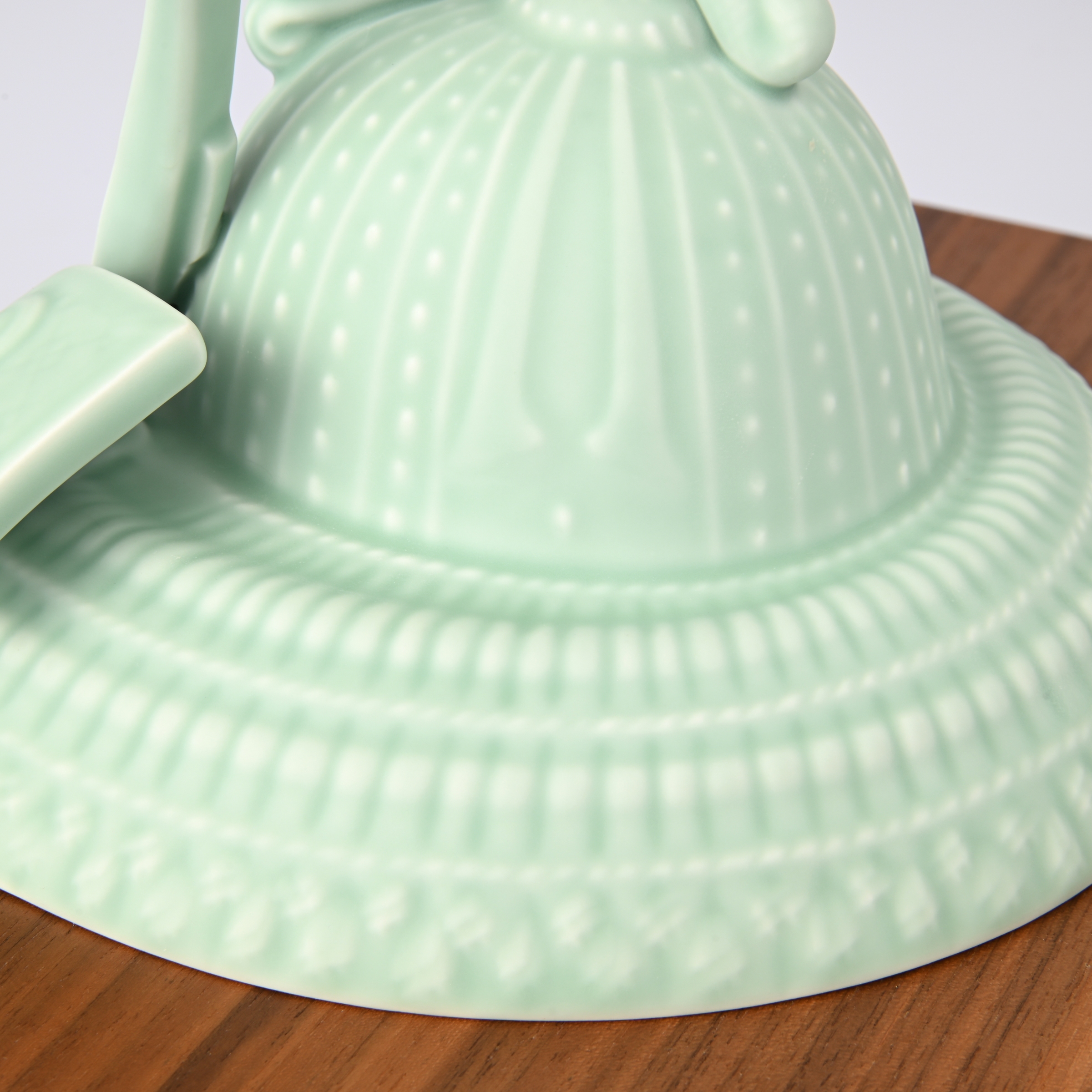 【青磁　兜】置き物5