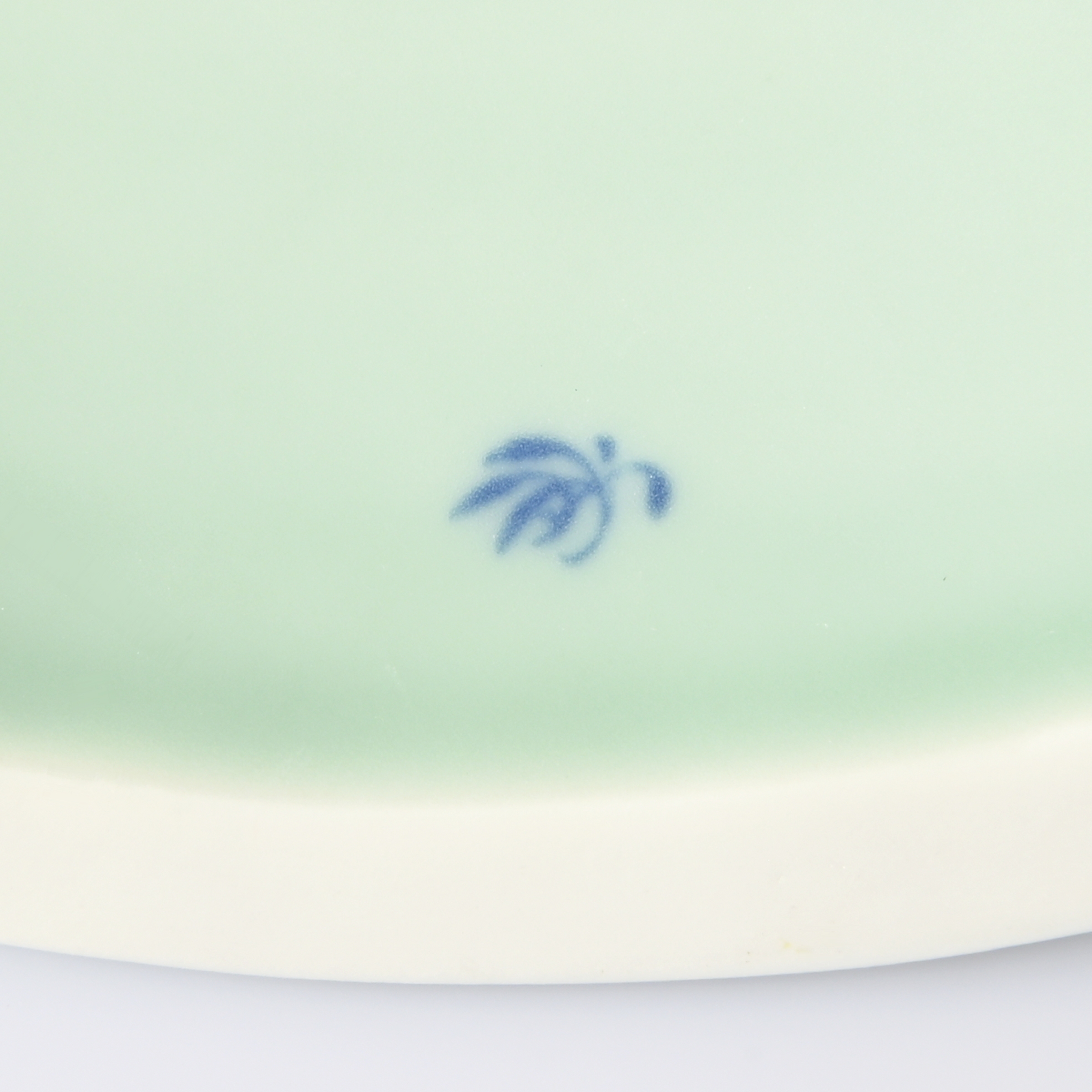 【青磁　兜】置き物8