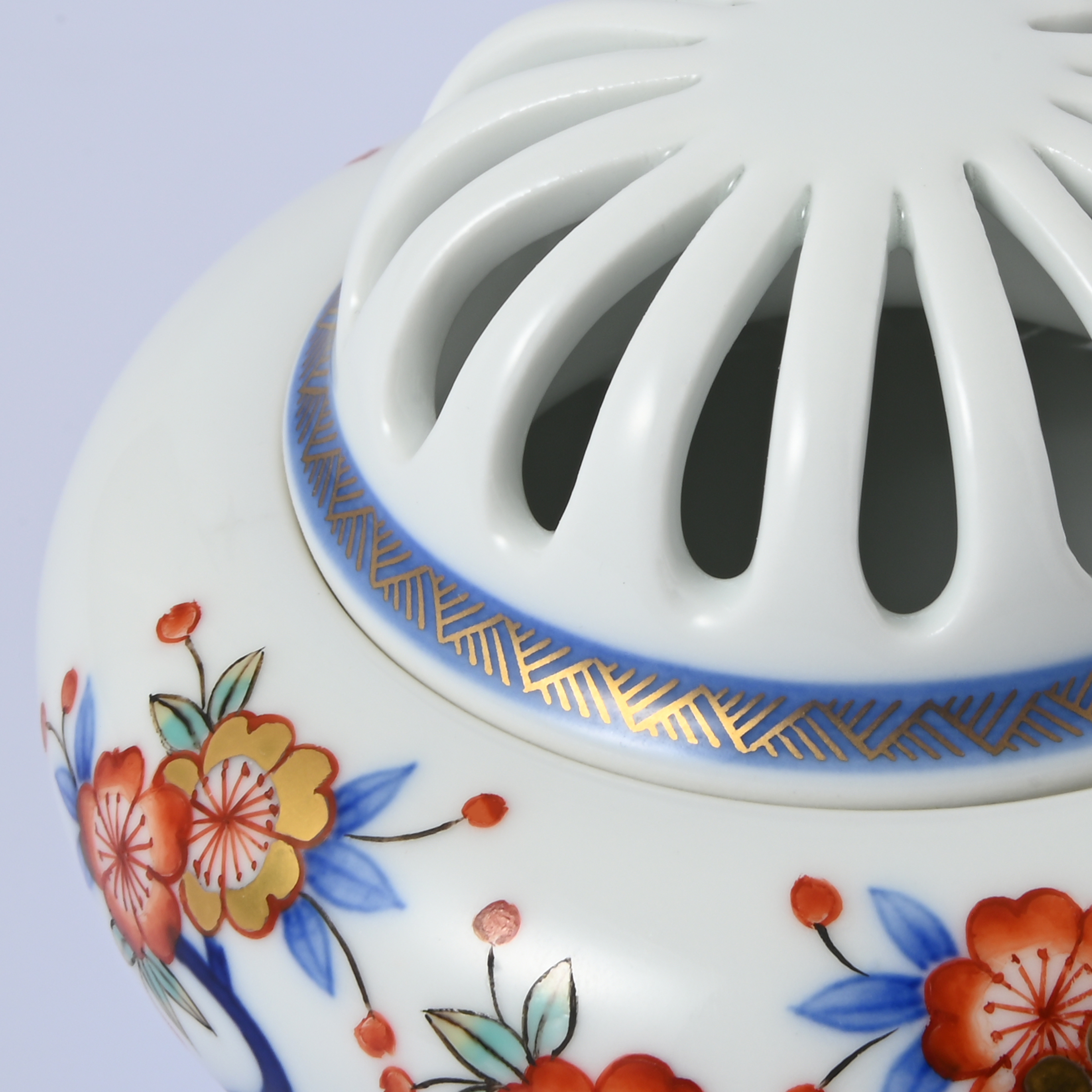 染錦桜絵】香炉 逸品 上質な有田 逸品セレクション|有田焼の老舗