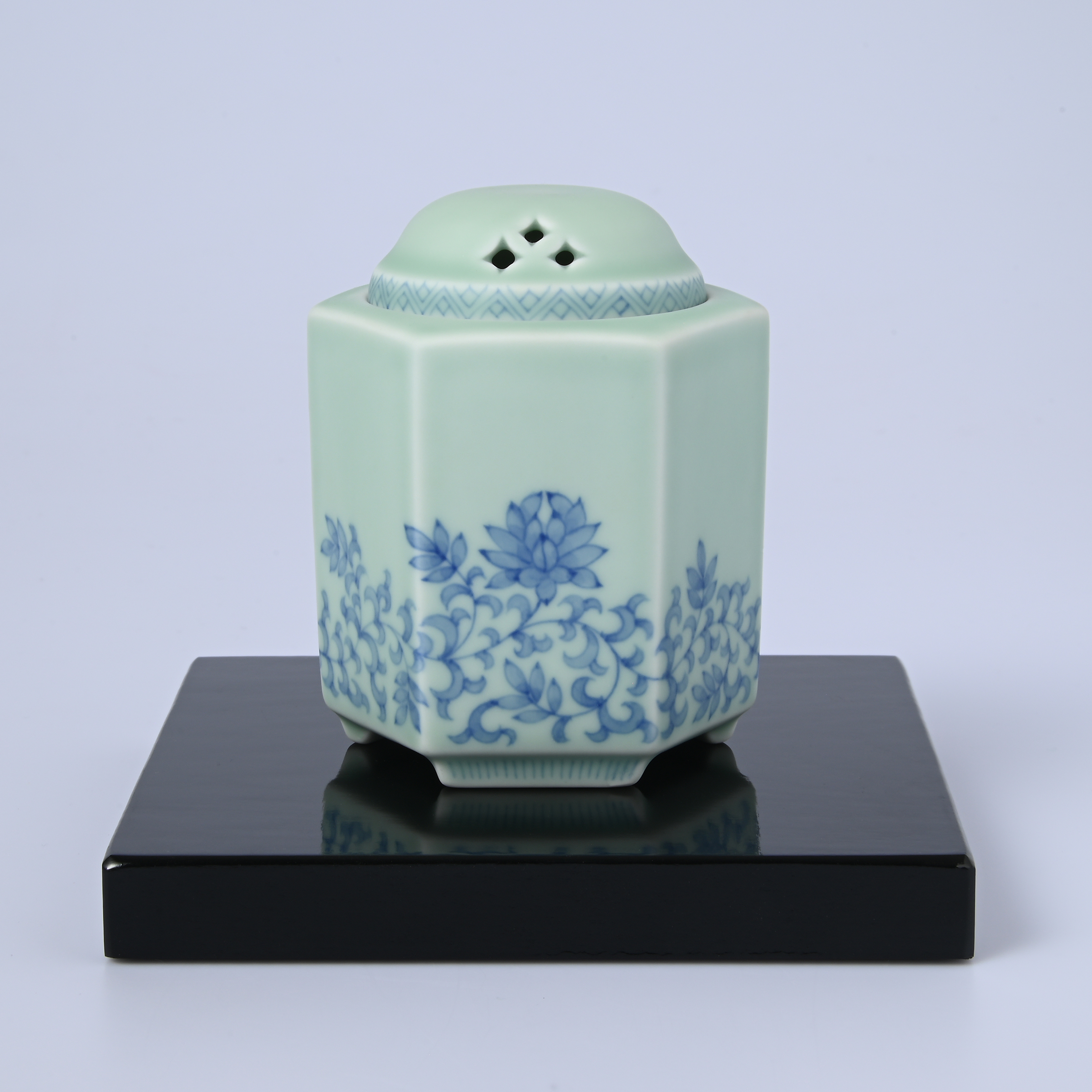 【絹肌青磁唐草文(きぬはだせいじからくさもん)】香炉1