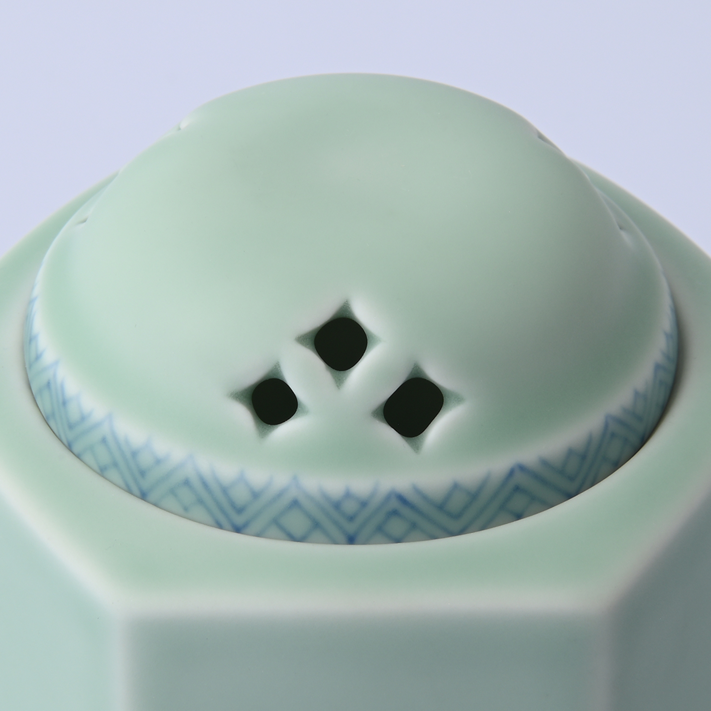 【絹肌青磁唐草文（きぬはだせいじからくさもん）】香炉6