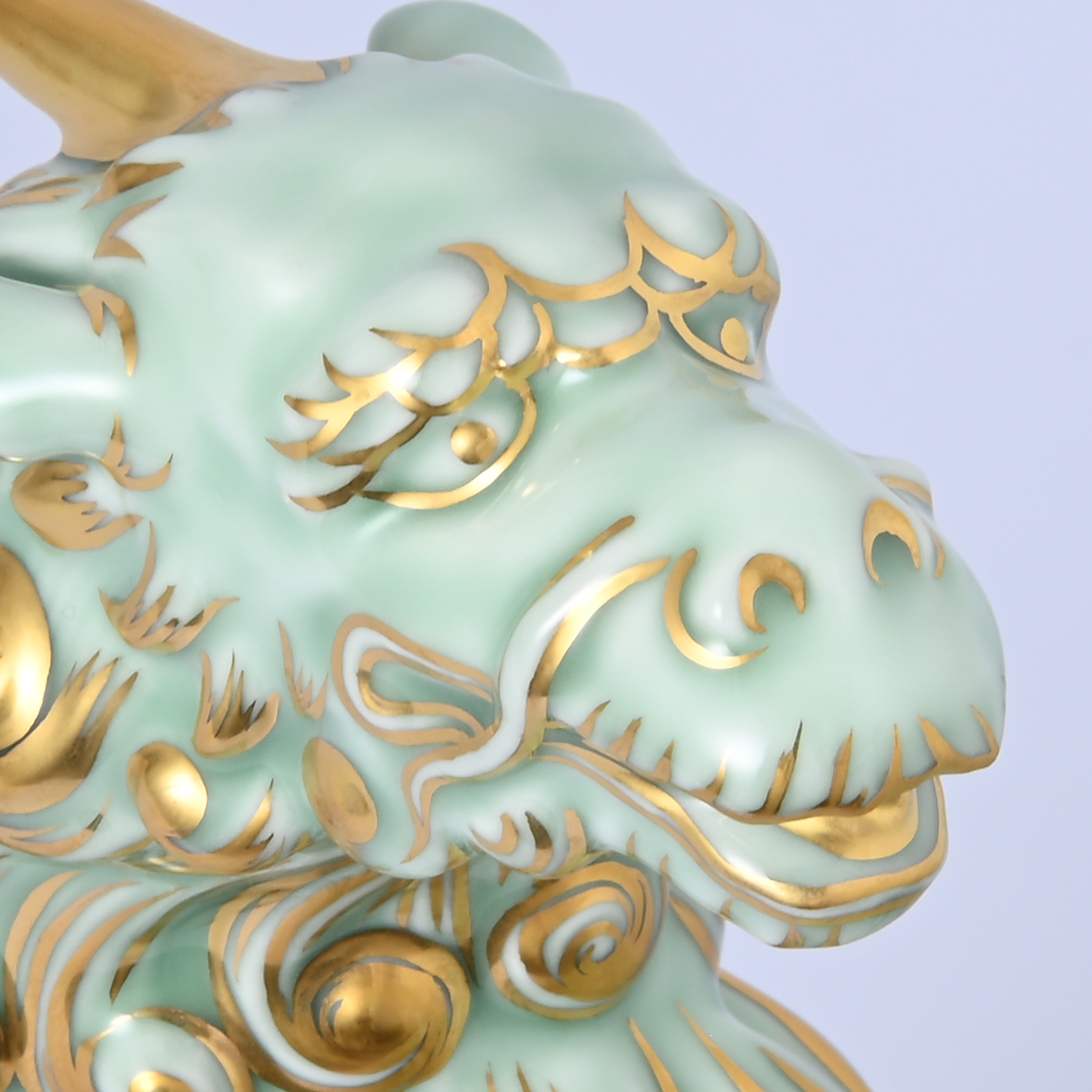 【青磁金彩麒麟】置物2